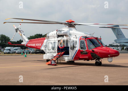 FAIRFORD, ENGLAND - May 13, 2018: AgustaWestland AW189 Küstenwache Rettungshubschrauber von Bristow Hubschrauber auf dem Rollfeld von Fairford Airbase. Stockfoto