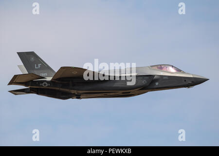 FAIRFORD, ENGLAND - May 13, 2018: US Air Force F-35 Fighter Jet im Flug über RAF Fairford Airbase. Stockfoto