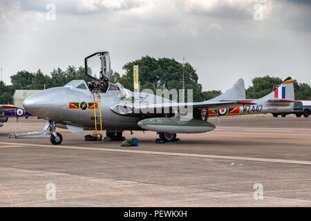 FAIRFORD, ENGLAND - May 13, 2018: De Havilland DH 115 Vampire Mk.55 Vintage Kampfjet auf dem Rollfeld des RAF Fairford Airbase. Stockfoto