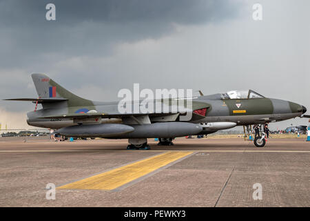 FAIRFORD, ENGLAND - May 13, 2018: die Hawker Hunter jet Flugzeug auf dem Rollfeld des RAF Fairford Airbase. Stockfoto