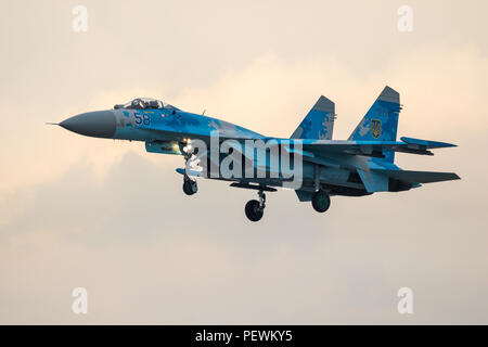 FAIRFORD, ENGLAND - May 13, 2018: ukrainische Luftwaffe Suchoi Su-27 Fighter jet Landung an RAF Fairford Airbase. Stockfoto