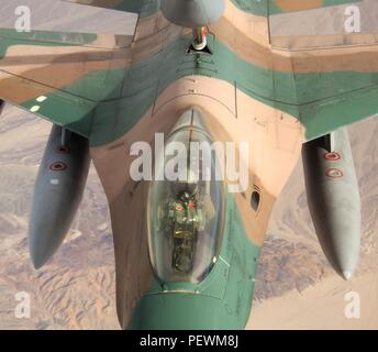 Eine F-16C Fighting Falcon in die 64Th Aggressor Squadron, Nellis Air Force Base, Nev zugeordnet, betankt während einer Übung Red Flag 16-1 Training sortie Feb 11, 2016. Die Staffel 20 F-16C Flugzeuge, die einen realistischen, Bedrohung - Vertreter, angefochtenen Umwelt für uns und Koalition Kampfeinheiten gegen zu trainieren. (U.s. Air Force Foto von Master Sgt. Burt Traynor/Freigegeben) Stockfoto
