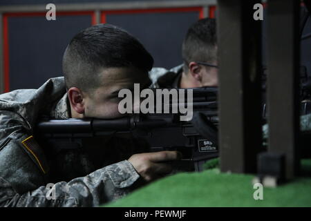 U.S. Army Reserve Soldaten der 363. Military Police Company aus Grafton, West Virginia, Ziel nehmen, während Sie das Engagement Fähigkeiten Trainer 2000, Feb 2, 2016 at Camp Bondsteel, Kosovo. Das EST 2000 ist ein Indoor, multipurpose Waffen simulator Das spart Munition Ressourcen. Die Soldaten im Camp Bondsteel sind als Teil der NATO-Friedensmission im Kosovo eingesetzt. (U.S. Armee Foto von Sgt. Gina Russell, multinationalen Battle Group-East) Stockfoto