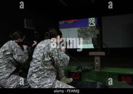 U.S. Army Reserve Soldaten der 363. Military Police Company aus Grafton, W. Virginia, Ziel nehmen, während Sie das Engagement Fähigkeiten Trainer 2000, Feb 2, 2016 at Camp Bondsteel, Kosovo. Das EST 2000 ist ein Indoor, multipurpose Waffen simulator Das spart Munition Ressourcen. Die Soldaten im Camp Bondsteel sind als Teil der NATO-Friedensmission im Kosovo eingesetzt. (U.S. Armee Foto von Sgt. Gina Russell, multinationalen Battle Group-East) Stockfoto