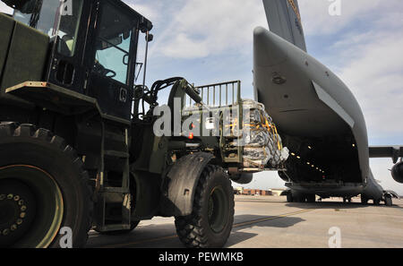 Eine C-17 Globemaster III die Flugzeuge an den 437Th Airlift Wing zugeteilt, dann Joint Base Charleston, S.C., ist mit Ausrüstung an Whiteman Air Force Base, Calif., Jan. 24, 2016 geladen, in der Vorbereitung für eine gemeinsame Suche und Rettung Übung. Die multi-Woche Übung beinhaltet die Flieger aus mehreren Schwadronen und Air Force Basen, einschließlich der Whiteman AFB, Patrick AFB, Fla., und gemeinsame Basis Charleston. (U.S. Air Force Foto von Airman 1st Class Jovan Banken) Stockfoto