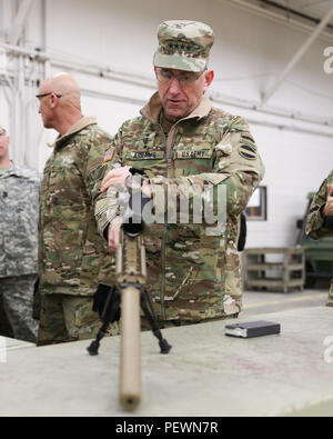 Gen. Robert Abrams, Kommandierender General, US-Armee den Befehl, untersucht ein M110 Halbautomatische Sniper System (SASS) an der Lebenserhaltung Training Center, Camp Ausweichen, Johnston, Iowa. Abrams wurde in Des Moines mit der gesamtkraft zu besuchen, beim Treffen mit den aktiven Dienst, U.S. Army Reserve und Iowa Armee und Air National Guard Personal. (Iowa Army National Guard Foto: Staff Sgt. Chad D. Nelson) Stockfoto