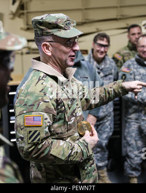 Gen. Robert Abrams, Kommandierender General, United States Army Forces Command, Sport eine Iowa National Guard memento, aus Schrott an der Lebenserhaltung Training Center, am Lager Dodge in Johnston, Iowa entfernt gebaut. Abrams sprach mit dem gesamten Kraft - Active Duty, U.S. Army Reserve und Iowa National Guard Soldaten und Piloten während seines zweitägigen Iowa besuchen. (Iowa Army National Guard Foto: Staff Sgt. Chad D. Nelson) Stockfoto