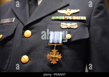 Leutnant John Hess, ein Coast Guard Air Station Kodiak, Alaska, MH-60 Jayhawk Helikopter Pilot, zeigt seine Distinguished Flying Cross Medaille an seine Preisverleihung am Coast Guard Base Kodiak, Alaska, Feb 5, 2016. Das Distinguished Flying Cross, für Heldentum und außerordentlichen Leistungen verliehen, während eine Antenne Flug teilnehmen, wurde vom Kongress vor 80 Jahren erstellt und ist Amerikas ältester der militärischen Luftfahrt ausgezeichnet. (U.S. Coast Guard Foto von Petty Officer 3. Klasse Lauren Steenson) Stockfoto