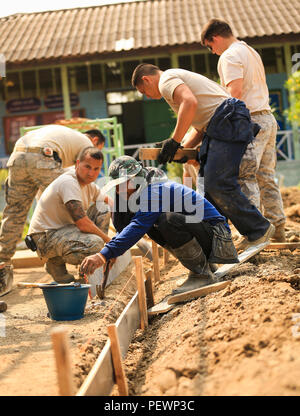 Service für Mitglieder mit dem Royal Thai und US Air Force eine Stützmauer bei der Errichtung eines neuen Klassenzimmer an der Wat Ban Mak-Schule, Saraburi, Thailand errichten, während der übung Cobra Gold, Feb 3, 2016. Cobra Gold, in seiner 35. Iteration, konzentriert sich auf die humanitären Civic action, Engagement für die Gemeinschaft und den ärztlichen Tätigkeiten die Bedürfnisse und das humanitäre Interesse der Zivilbevölkerung in der Region zu unterstützen. (U.S. Marine Corps Combat Kamera Foto von Cpl. Wesley Timm/Freigegeben) Stockfoto