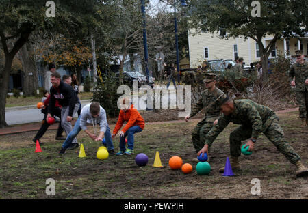 Marines mit 2Nd Marine Division spielen Dodgeball neben Mitgliedern der Gemeinschaft folgende 75-jährige Parade der Division in der Innenstadt von Jacksonville, N.C., Feb 6, 2016. Die Feier dient als Zeit der Marines und Seeleute, die serviert und weiterhin im 2. Marine Division zu dienen, sich daran zu erinnern, während die lokale Gemeinschaft danken für ihre Unterstützung. (U.S. Marine Corps Foto von Cpl. Paul S. Martinez/Freigegeben) Stockfoto