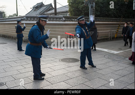 23.12.2017, Kyoto, Japan, Asien - Politessen werden gesehen, Regulierung der Verkehr an einer Kreuzung in der Altstadt von Kyoto. Stockfoto