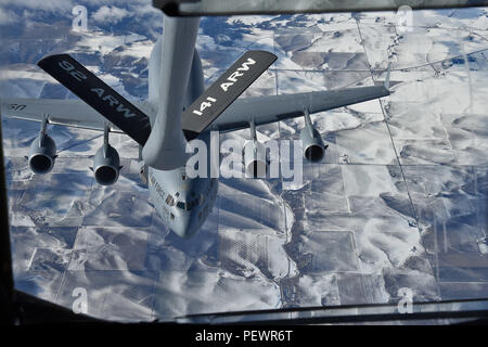 Eine C-17 Globemaster III von Joint-Base Lewis McChord, Washington, nahmen an einer lokalen Ausbildung Flug mit einer KC-135 Stratotanker Feb 4, 2016, in Washington State. Die C-17, geflogen von Oberst Leonard Kosinski, 62 Airlift Wing Commander, zahlreiche Verbindungen mit der KC-135 Gewährleistung mehrere 62 AW Piloten ausreichend geschult. (U.S. Air Force Foto/Airman 1st Class Mackenzie Richardson) Stockfoto