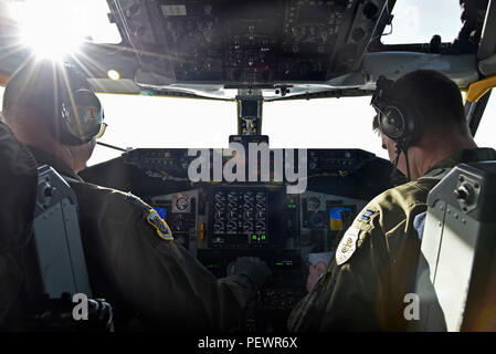 Oberst Brian McDaniel, 92nd Air Refuelling Wing Commander, durchläuft eine fliegende Checkliste mit Kapitän Timothy McBride, 93 Air Refuelling Squadron Block 45 Training Program Manager, während eines lokalen Ausbildung Flug Feb 4, 2016, in Washington State. Es war das erste Mal fliegen McDaniel die KC-135 Stratotanker mit seinem neuesten Upgrade, der Block 45. (U.S. Air Force Foto/Airman 1st Class Mackenzie Richardson) Stockfoto