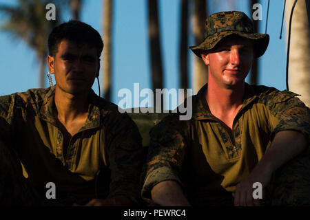 Us Marine Corps Lance Cpl. Jimmy HuynhNguyen, Links, eine CRYPTO-Linguist und Cpl. Anthony Schaffner, ein signal intelligence Betreiber, sowohl mit 2Nd Battalion, 4th Marine Regiment, für ein Foto bei der Landung Kraft Zusammenarbeit flott Bereitschaft und Weiterbildung (LF KARAT) 2015 Tanduo Strand, Sabah, Malaysia, Aug 14, 2015 darstellen. LF CARAT ist dazu gedacht, zu stärken, die die Interoperabilität der amphibischen Planung und Betrieb und die zentralen Fähigkeiten zwischen den Vereinigten Staaten und den Ländern Indonesien, Malaysia und Thailand. (U.S. Marine Corps Foto von MCIPAC bekämpfen Kamera Lance Cpl. Sergio Stockfoto