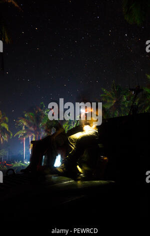 Us Marine Corps Lance Cpl. Jimmy HuynhNguyen, Links, eine CRYPTO-Linguist und Cpl. Anthony Schaffner, ein signal intelligence Betreiber, sowohl mit 2Nd Battalion, 4th Marine Regiment, post Sicherheit während der Landung Kraft Zusammenarbeit flott Bereitschaft und Weiterbildung (LF KARAT) 2015 Tanduo Strand, Sabah, Malaysia, Nov. 14, 2015. LF CARAT ist dazu gedacht, zu stärken, die die Interoperabilität der amphibischen Planung und Betrieb und die zentralen Fähigkeiten zwischen den Vereinigten Staaten und den Ländern Indonesien, Malaysia und Thailand. (U.S. Marine Corps Foto von MCIPAC bekämpfen Kamera Lance Cpl. Sergio Ra Stockfoto