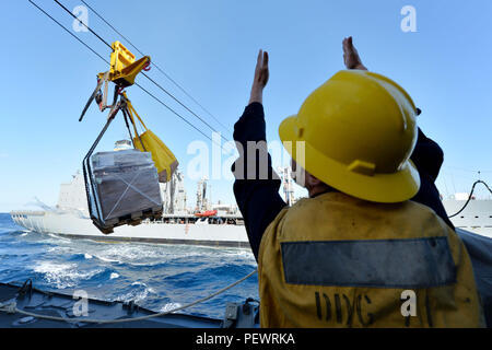 160207-N-XT 273-547 MITTELMEER (Feb. 7, 2016) der Bootsmann Mate 3. Klasse John von Warner Robins, Ga, signalisiert das bauernmädchen Operator, während rig Kapitän an Bord der USS Ross (DDG71) während einer Auffüllung auf See mit dem Militär Sealift Command flotte Auffüllung öler USNS Kanawha (T-AO 196) im Mittelmeer Feb 7, 2016. Ross, einer der Arleigh-Burke-Klasse geführte-missile Destroyer, vorwärts zu Rota, Spanien bereitgestellt werden, ist die Durchführung einer Routinepatrouille in den USA 6 Flotte Bereich der Maßnahmen zur Unterstützung der US-amerikanischen nationalen Sicherheitsinteressen in Europa. (U.S. Marine Foto von Massenkommunikation Speci Stockfoto