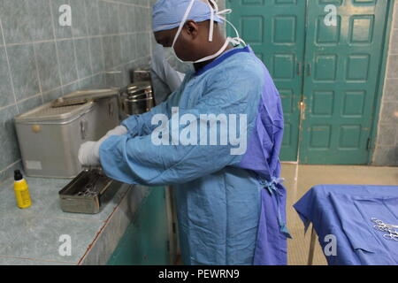 Spc. Didier Tadida, einem Operationssaal Spezialist für die 399Th Combat Support Hospital, bereitet die Instrumente für Chirurgie am hopital Militaire de Quakam, Dakar, Senegal, Jan. 27, 2016. Tadida und anderen Mitgliedern der US-Army Reserve in Partnerschaft mit der senegalesischen Armee der US-Armee Afrika medizinische Bereitschaft Übung, von Jan. 18-29 zu führen. Diese Übung ist der erste von vielen das ganze Jahr geplant Die starke Partnerschaft der USA hat mit ihren afrikanischen Partnern zu demonstrieren. (U.S. Armee Foto von Kapitän Charles Ein) Stockfoto