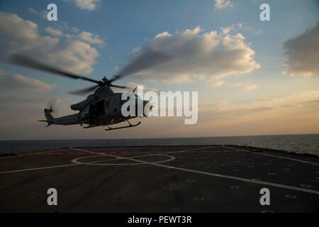 Marines verlassen die USS Germantown (LSD 42) in einer UH-1Y Huey Hubschrauber der Marine Medium Tiltrotor Squadron 265 (verstärkt), 31 Marine Expeditionary Unit, Feb 8, 2016. Marines mit dem 31 MEU praktiziert Landung an Bord der Germantown in Vorbereitung auf die kommenden Übungen als Teil der Feder Bereitstellung des MEU. (U.S. Marine Corps Foto von Cpl. Samantha Villarreal/Freigegeben) Stockfoto