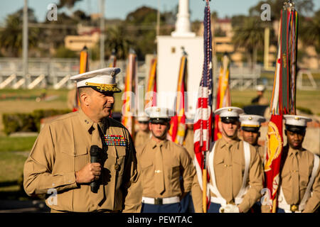 In Camp Pendleton am 4. Februar 2016 sprach Generalmajor Daniel O’Donohue, Kommandeur der 1. Marine-Division, während der Morgenfarben-Zeremonie zum 75-jährigen Bestehen der Division an Marines und Seeleute. Die Zeremonie ist eine jährliche Veranstaltung zu Ehren ehemaliger und heutiger Mitglieder der Division und beinhaltete die Wiedereinweihung des Kampfstreamers. Die Veranstaltung hob das Erbe, die Geschichte, die Führung und die Rolle der Abteilung innerhalb der I Marine Expeditionary Force hervor und demonstrierte damit das Engagement des Marine Corps für Tradition und Einsatzbereitschaft. Stockfoto