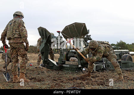 Soldaten C Akku, Field Artillery Squadron, 2.Kavallerie Regiments die Erde erweichen Bohrungen, während emplacing M 777 A2 Howitzer vor Leben Feuer schießwesen Qualifikation Tabellen, 24.02.9, in Torun, Polen abgeschleppt zu graben. Als Teil einer vielfältigen Mission, C Akku schnell aus Vilseck, Deutschland innerhalb von 96 Stunden nach der Benachrichtigung bereitgestellt für die Ausübung Dragoon Schock. Einmal in Torun, C Batterie Einrichten auf dem Marktplatz für ein Engagement für die Gemeinschaft Static Display vor der Durchführung schießwesen. Diese Zertifizierung wird die Einheit qualifizieren live fire Übungen neben der 3. Staffel, 2. reiterregiment ich zu unterstützen. Stockfoto