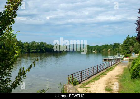 Mit Blick auf den Fluss Lot Saint Sylvestre sur Lot, Lot-et-Garonne, Frankreich. Stockfoto