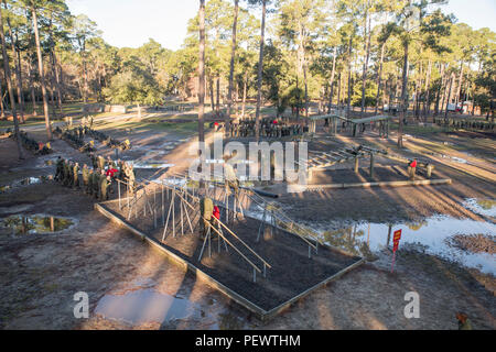 Rekruten der Alpha Company, 1. Rekruten-Ausbildungsbataillon, nehmen am 8. Februar 2016 im Marine Corps Recruit Depot Parris Island, South Carolina, teil. Der Kurs umfasst 15 Hindernisse, die darauf ausgelegt sind, Gleichgewicht, Koordination, körperliche Kraft und mentale Belastbarkeit zu entwickeln. Diese Schulung ist Teil eines 13-wöchigen Programms, das jährlich etwa 19.000 Rekruten auf die Ausbildung zu United States Marines vorbereitet. Alpha Company ist für den 15. April 2016 geplant. Stockfoto