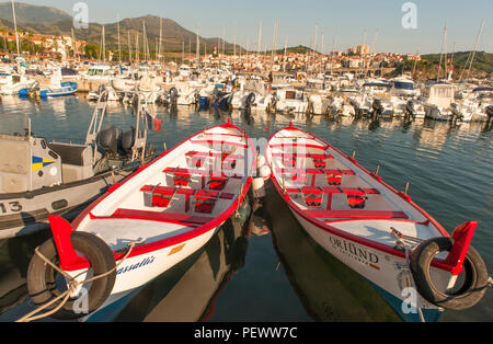 Traditionelle katalanische Fischerboote festmachen im Hafen von Collioure, Südfrankreich. Stockfoto