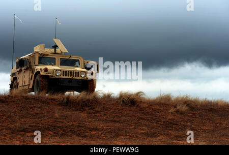 Ein Humvee sitzt auf einem Bergrücken mit Blick auf Drop Zone Sizilien während in großen Paket Woche in Fort Bragg, N.C., Feb 4, 2016 Teilnehmenden. Das große Paket Woche ist eine Leitung bis zu gemeinsamen Operationen Zugang Übung 16-5, bereitet die Armee und Luftwaffe Einheiten für den weltweiten Krisen oder Blindbewerbungen. (U.S. Air Force Foto/Senior Airman Ericka Engblom) Stockfoto