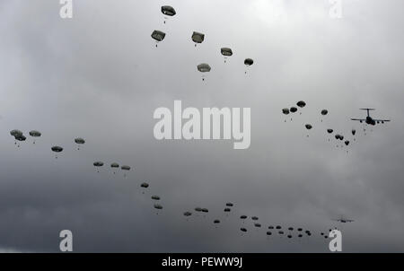 Mehr als 400 Mitarbeiter von der 82nd Airborne Division Sprung von C-17 Globemaster III, während in großen Paket Woche in Fort Bragg, N.C., Feb 4, 2016 Teilnehmenden. Das große Paket Woche ist eine Leitung bis zu gemeinsamen operativen Zugang Übung 16-5, bereitet die Armee und Luftwaffe Einheiten für den weltweiten Krisen oder Blindbewerbungen. (U.S. Air Force Foto/Senior Airman Ericka Engblom) Stockfoto