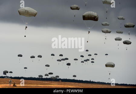 Mehr als 400 Mitarbeiter von der 82nd Airborne Division Sprung von C-17 Globemaster III, während in großen Paket Woche in Fort Bragg, N.C., Feb 4, 2016 Teilnehmenden. Das große Paket Woche ist eine Leitung bis zu gemeinsamen operativen Zugang Übung 16-5, bereitet die Armee und Luftwaffe Einheiten für den weltweiten Krisen oder Blindbewerbungen. (U.S. Air Force Foto/Senior Airman Ericka Engblom) Stockfoto