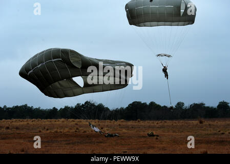 Mehr als 400 Mitarbeiter von der 82nd Airborne Division Sprung von C-17 Globemaster III, während in großen Paket Woche in Fort Bragg, N.C., Feb 4, 2016 Teilnehmenden. Das große Paket Woche ist eine Leitung bis zu gemeinsamen operativen Zugang Übung 16-5, bereitet die Armee und Luftwaffe Einheiten für den weltweiten Krisen oder Blindbewerbungen. (U.S. Air Force Foto/Senior Airman Ericka Engblom) Stockfoto