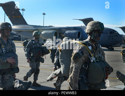 Mitglieder der 3. Brigade, 82nd Airborne Division, gehen Sie auf der Flightline während das große Paket Woche in Fort Bragg, N.C., Feb 6, 2016. Das große Paket Woche ist eine Leitung bis zu gemeinsamen operativen Zugang Übung 16-5, bereitet die Armee und Luftwaffe Einheiten für den weltweiten Krisen oder Blindbewerbungen. (U.S. Air Force Foto/Senior Airman Ericka Engblom) Stockfoto