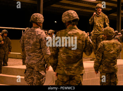 Mitglieder der 82nd Airborne Division der Praxis Fallschirm, Landung und Sturz Verfahren während das große Paket Woche in Fort Bragg, N.C., 8. Februar, 2016. Das große Paket Woche ist eine Leitung bis zu gemeinsamen operativen Zugang Übung 16-5, bereitet die Armee und Luftwaffe Einheiten für den weltweiten Krisen oder Blindbewerbungen. (U.S. Air Force Foto/Senior Airman Ericka Engblom) Stockfoto