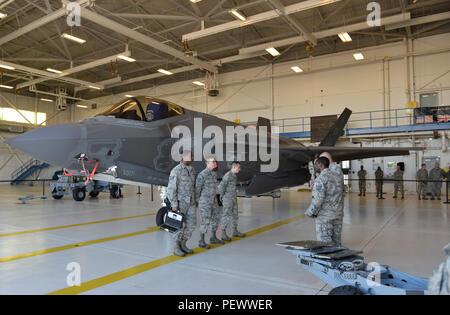 Last Crew Mitglieder aus der 33 Aircraft Maintenance Squadron vorbereiten in der ersten jährlichen F-35 eine Last Wettbewerb auf der Eglin Air Force Base, Fla., Nov. 5, 2016 zu beteiligen. Der 33 Fighter Wing hosted vier vierteljährlichen Last Wettbewerbe, wo die Flieger konkurrierten um die jährliche Veranstaltung zu qualifizieren. (U.S. Air Force Foto/Senior Airman Andrea Posey) Stockfoto