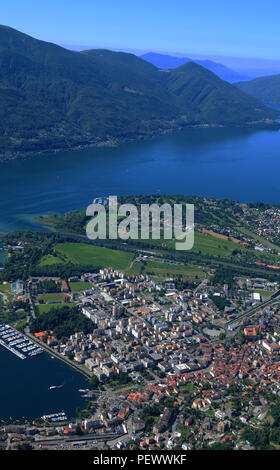 Paragliding über den Lago Maggiore im Tessin mit Blick auf Locarno Stockfoto