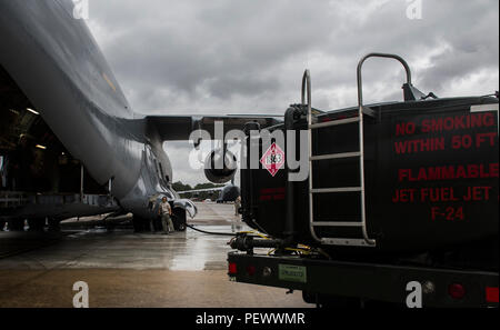 Senior Airma Myko Jeb Quiocho, Crew Chief, 43 Aircraft Maintenance Squadron, überwacht die Tankvorgänge an einer C-17 Globemaster III Cargo Aircraft aus der gemeinsamen Basis Charleston, S.C., auf der Rampe bei Papst Army Airfield, N.C., in die Unterstützung von großen Paket Woche, Februar 3, 2016. Das große Paket Woche ist eine Leitung bis zu gemeinsamen operativen Zugang Übung 16-5, bereitet die Armee und Luftwaffe Einheiten für die weltweite Krise und Kontingenz. (U.S. Air Force Foto: Staff Sgt. Gregory Bach Stockfoto