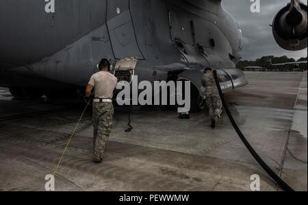 Senior Airma Myko Jeb Quiocho, Crew Chief, 43 Aircraft Maintenance Squadron, und Staff Sgt. Stephen Donati, Kraftstoffe Systemspezialist, 43 Air Base Wing, Durchführung Tankvorgänge an einer C-17 Globemaster III Cargo Aircraft aus der gemeinsamen Basis Charleston, S.C., auf der Rampe bei Papst Army Airfield, N.C., in die Unterstützung von großen Paket Woche, Februar 3, 2016. Das große Paket Woche ist eine Leitung bis zu gemeinsamen operativen Zugang Übung 16-5, bereitet die Armee und Luftwaffe Einheiten für die weltweite Krise und Kontingenz. (U.S. Air Force Foto: Staff Sgt. Gregory Bach Stockfoto