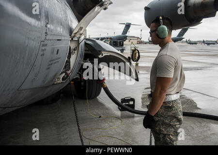 Senior Airma Myko Jeb Quiocho, Crew Chief, 43 Aircraft Maintenance Squadron, überwacht die Tankvorgänge an einer C-17 Globemaster III Cargo Aircraft aus der gemeinsamen Basis Charleston, S.C., auf der Rampe bei Papst Army Airfield, N.C., in die Unterstützung von großen Paket Woche, Februar 3, 2016. Das große Paket Woche ist eine Leitung bis zu gemeinsamen operativen Zugang Übung 16-5, bereitet die Armee und Luftwaffe Einheiten für die weltweite Krise und Kontingenz. (U.S. Air Force Foto: Staff Sgt. Gregory Bach) Stockfoto