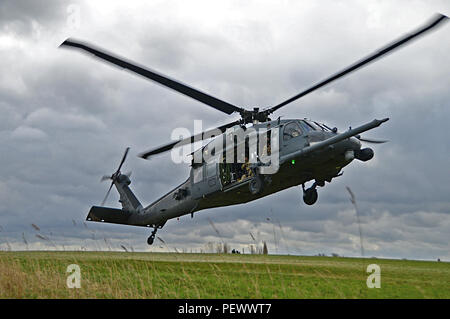 Ein HH-60G Pave Hawk der 56th Rescue Squadron bereitet während einer Suche und Rettung task force Training in der Nähe von Hinderclay, England, Feb 4, 2016 Land zugewiesen. Die Ausbildung konzentriert sich auf die Rettung Techniken und Beteiligten verschiedene Staffeln und Personal zu der 48th Fighter Wing und 100 Luftbetankung Flügel zugeordnet. (U.s. Air Force Foto/Senior Airman Erin Trower) Stockfoto