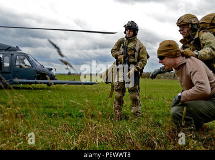 Kapitän Jason Beck, 56th Rescue Squadron HH-60G Pave Hawk Pilot, spielt die Rolle eines Überlebenden während einer Suche und Rettung task force Training in der Nähe von Hinderclay, England, Feb 4, 2016. Die Ausbildung konzentriert sich auf simulierter Bedrohung und Rettung Techniken und verschiedenen Staffeln und Personal zu der 48th Fighter Wing und 100 Luftbetankung Flügel zugeordnet. (U.s. Air Force Foto/Senior Airman Erin Trower) Stockfoto