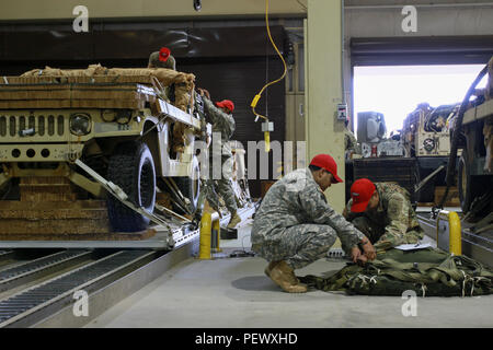 Fallschirmjäger der 11 Quartiermeister Firma, 82nd Airborne Division Sustainment Brigade, rig Humvees und Haubitzen für Fallschirm starker Rückgang der Unterstützung einer Notfallbereitstellung Bereitschaft Übung auf Fort Bragg, N.C., 8. Februar 2015. Frisch weg von einem 14-monatigen Global Response Force Rotation, der Division 2. Brigade Combat Team führte die outload Unterstützung, Erleichterung einer Keine - Mitteilung der Bereitstellung von mehr als 600 1st BCT Fallschirmjäger für einen gemeinsamen gewaltsamen Eindringen Betrieb alarmiert ein Flugplatz am nächsten Morgen in Fort Hood, Texas, zu ergreifen. (82Nd Airborne Division Foto: Staff Sgt. Jason Hull) Stockfoto