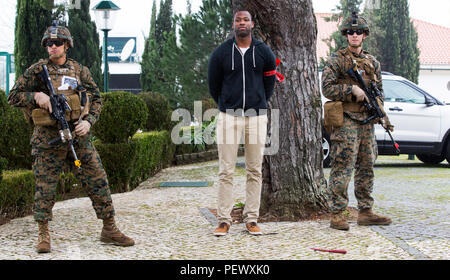 Us Marine Corps Sgt. Juan C. Rico, (links) Truppführer, Lance Cpl. Bennett E. Dahl, (rechts), machine Gunner, 2 platoon Bravo Company, 1.BATAILLON, 8 Marine Regiment, Special-Purpose Marine Air-Ground Task Force-Crisis Response-Africa Vorbereiten einer simulierten vermuten Escort während einer komplexen Angriff auf US-Botschaft, Lissabon, Portugal, 24.02.9, 2016. SPMAGTF-CR-AF führt eine skalierte Botschaft Verstärkung Übung an der amerikanischen Botschaft in Lissabon in Abstimmung mit der regionalen Sicherheit Büro- und Host nation Sicherheitskräfte bei der Mission wesentliche Aufgabe Kenntnisse und Bui zu verbessern Stockfoto