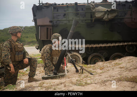 Us Marine Corps Lance Cpl. Jessie Coutler, Links, und Lance Cpl. Philip Yancey, beide Mörtel Männer mit 2Nd Battalion, 4th Marine Regiment, bis ein Anschlag während der Durchführung einer gemeinsamen simulierten Amphibisches mit Royal Thai Marines während der Landung Kraft Zusammenarbeit flott Bereitschaft und Weiterbildung (LF KARAT) 2015 auf AAV-Basis, Phlutaluang, Thailand, Sept. 1, 2015. LF CARAT ist dazu gedacht, zu stärken, die die Interoperabilität der amphibischen Planung und Betrieb und die zentralen Fähigkeiten zwischen den Vereinigten Staaten und den Ländern Indonesien, Malaysia und Thailand. (U.S. Marine Corps Foto Stockfoto