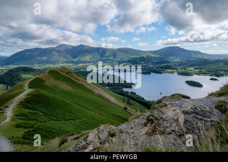 Blick über Cat Glocken zu Derwent Water, von Maiden Moor, Keswick, Lake District, Cumbria, England, Großbritannien Stockfoto