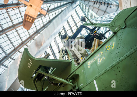 Eine Sikorsky UH-34 D Seahorse Hubschrauber, und ist bereit, die auf dem Display als Teil der Vietnam Ausstellung im National Museum der Marine Corps (Nmmc), Dreieck, Va., Nov. 9, 2016 zu gehen. Dieses Flugzeug, benannt nach der Ehefrau von Vietnam Hubschrauberpilot, Alan Weiss, "liebenswürdige Dame "Bev wurde vollständig restauriert und zu den Nmmc von Marine Helicopter Squadron 361 Veteran's Verein gespendet. (Offizielle United States Marine Corps Foto von Kathy Reesey/Freigegeben) Stockfoto