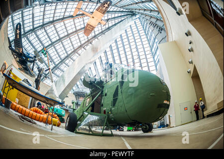 Eine Sikorsky UH-34 D Seahorse Hubschrauber, und ist bereit, die auf dem Display als Teil der Vietnam Ausstellung im National Museum der Marine Corps (Nmmc), Dreieck, Va., Nov. 9, 2016 zu gehen. Dieses Flugzeug, benannt nach der Ehefrau von Vietnam Hubschrauberpilot, Alan Weiss, "liebenswürdige Dame "Bev wurde vollständig restauriert und zu den Nmmc von Marine Helicopter Squadron 361 Veteran's Verein gespendet. (Offizielle United States Marine Corps Foto von Kathy Reesey/Freigegeben) Stockfoto