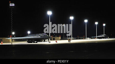 Flieger der 509th Aircraft Maintenance Squadron führen am 2. Februar 2016 letzte Inspektionen an zwei B-2 Spirit Stealth Bombern auf der Whiteman Air Force Base in Missouri durch, bevor die Red Flag 16-1 Übungen stattfinden. Diese Inspektionen gewährleisten die Einsatzbereitschaft für das dreiwöchige Kampftraining, an dem mehr als 130 Flugzeuge verschiedener internationaler Luftstreitkräfte beteiligt sind. Der B-2 Spirit ist ein Tarnbomber mit vier General Electric F118-GE-100-Triebwerken, die nukleare und konventionelle Kampfmittel abgeben können, während sie für Radar niedrig bleiben. Stockfoto