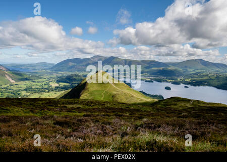 Blick über Cat Glocken zu Derwent Water, von Maiden Moor, Keswick, Lake District, Cumbria, England, Großbritannien Stockfoto