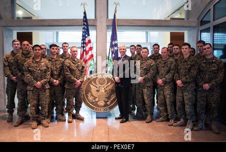 Us-Marines mit special-purpose Marine Air-Ground Task Force-Crisis Antwort - Afrika posieren für ein Foto mit Robert A. Sherman, US-Botschafter in Portugal bei der US-Botschaft, Lissabon, Portugal, 10.02.2016. SPMAGTF-CR-AF führt eine skalierte Botschaft Verstärkung Übung an der amerikanischen Botschaft in Lissabon in Abstimmung mit der regionalen Sicherheit Büro- und Host nation Sicherheitskräfte bei der Mission wesentliche Aufgabe Kenntnisse zu verbessern und Beziehungen aufzubauen. (U.S. Marine Corps Foto von Sgt. Kassie L. McDole/Freigegeben) Stockfoto