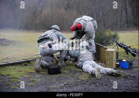 Flieger in die Vereinigten Staaten von der Polizei in der 569Th Squadron Verhalten zugeordnet - Live Fire Training mit M240B Maschinengewehre auf Strecke 18 von der US-Armee Baumholder Manöver Training Area, Deutschland, Feb.11, 2016. Die 569 USFPS führt der Luftwaffe größten Strafverfolgungsbehörden Mission, die 1,1 Quadratkilometer und die Polizeidienste zu über 57.000 Verteidigungsministerium Personal und ihre Abhängigen, die alle während der Bereitstellung und Umschichtung der Mitglieder zu 15 verschiedenen Standorten weltweit. Baumholder, Deutschland, Feb.11, 2016. (U.S. Armee Foto von visuellen Informationen Spezialist Rüdiger Hess/Freigegeben) Stockfoto